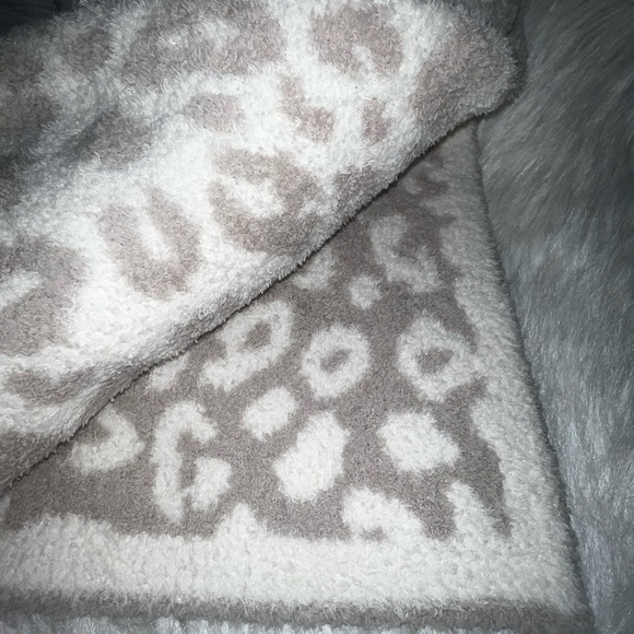 Cupcakes and Cashmere Beige/White Cheetah/Leopard Reversible Blanket 30x40 NWT - Picture 4 of 5